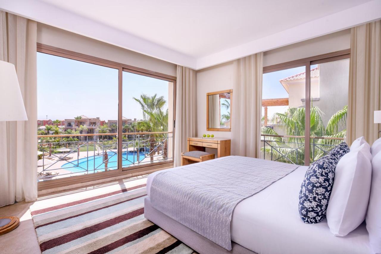 עיין סוחנה Jaz Little Venice Golf Resort מראה חיצוני תמונה A bedroom at the Hilton Luxor