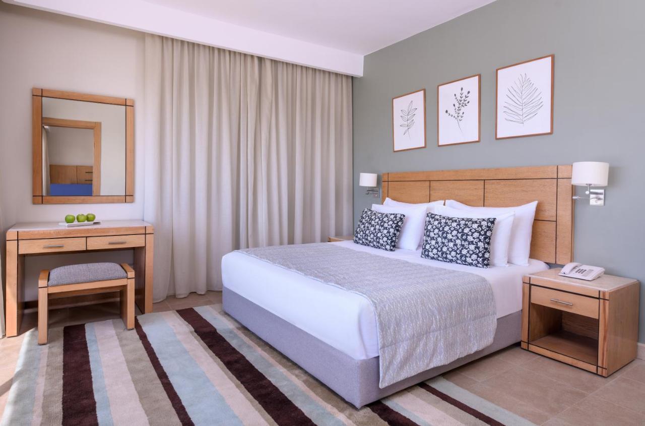 עיין סוחנה Jaz Little Venice Golf Resort מראה חיצוני תמונה A bedroom at the hotel