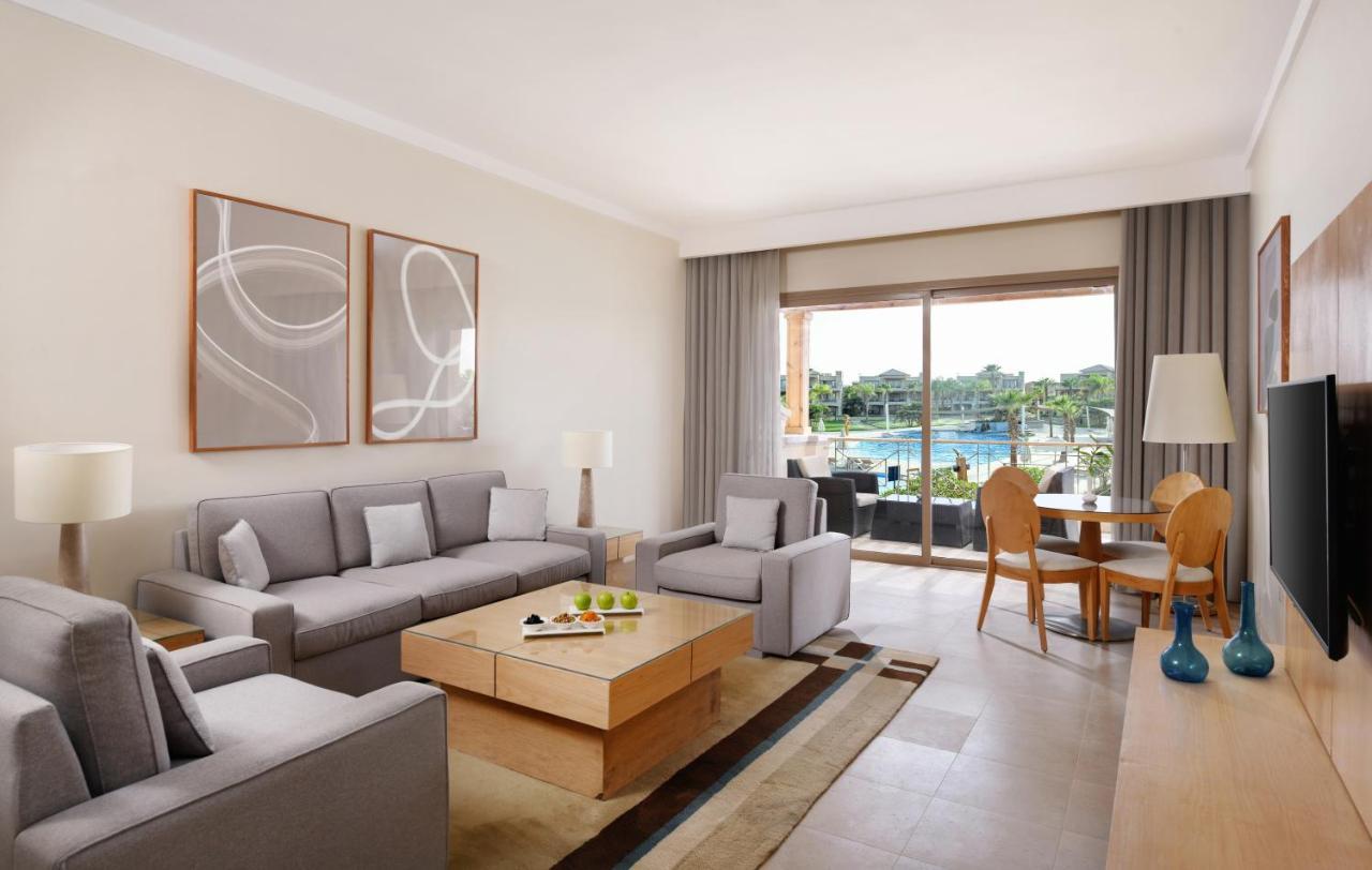 עיין סוחנה Jaz Little Venice Golf Resort מראה חיצוני תמונה A living room at the resort