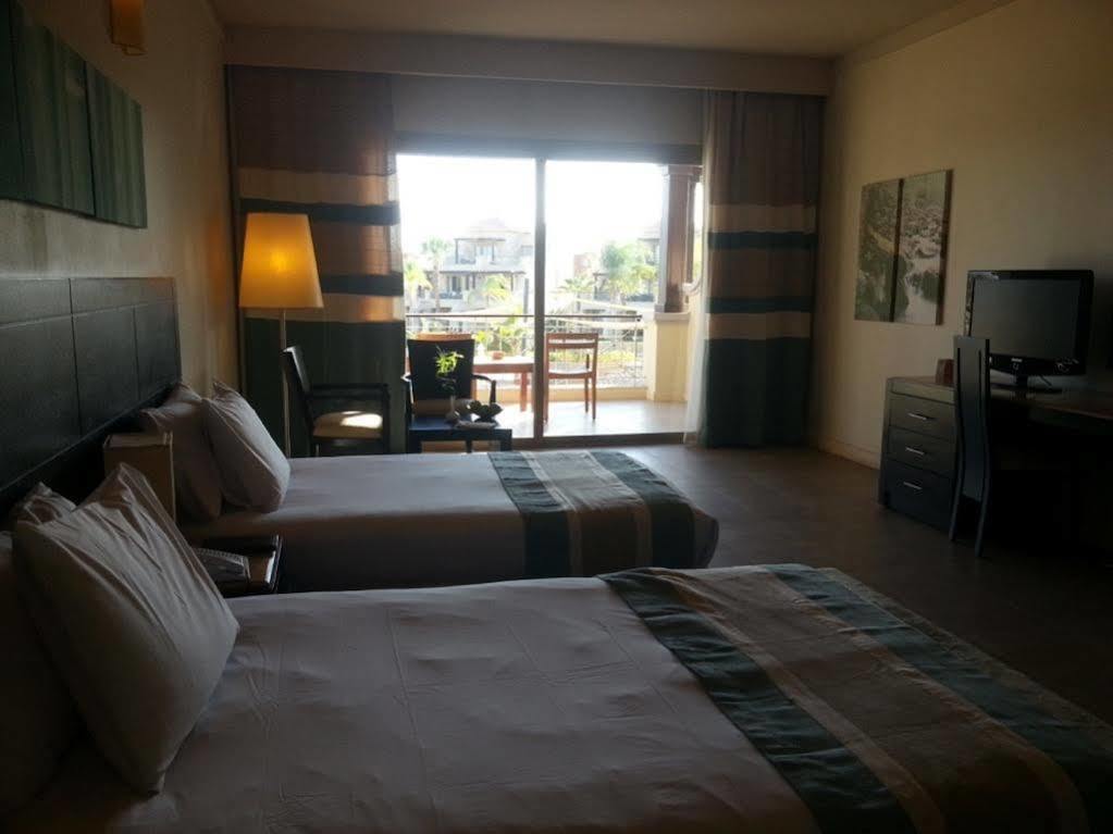 עיין סוחנה Jaz Little Venice Golf Resort מראה חיצוני תמונה A room at the hotel