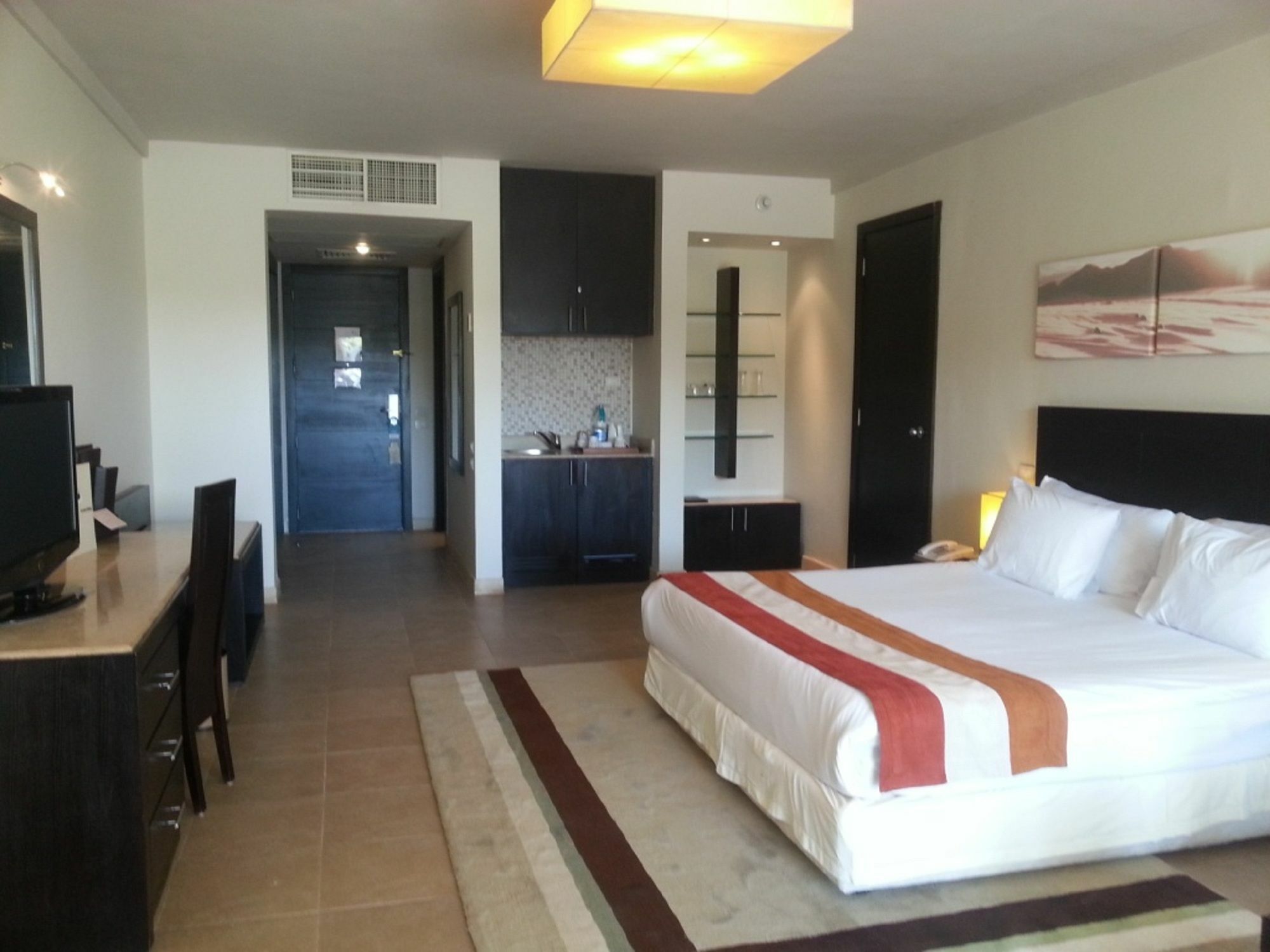 עיין סוחנה Jaz Little Venice Golf Resort מראה חיצוני תמונה A room at the hotel