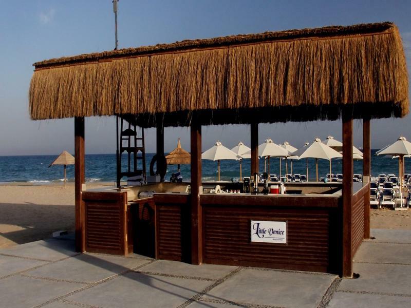 עיין סוחנה Jaz Little Venice Golf Resort מראה חיצוני תמונה Beach bar in Hurghada, Egypt